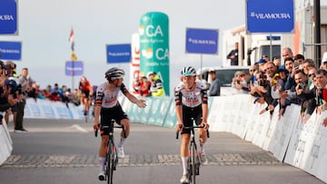 João Almeida (izda.), flanquea a Jan Christen en meta.