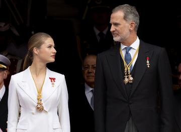 Mirada cómplice de la princesa Leonor y el Rey Felipe VI a su salida tras el acto de jura de la Constitución ante las Cortes Generales, en el Congreso de los Diputados.