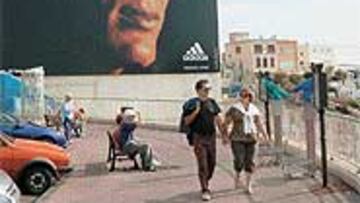 <b>ZIZOU, MADE IN MARSELLA</B>. Zidane es un icono de Marsella. La firma de material deportivo Adidas lo utiliza como reclamo publicitario en las fachadas de las casas. Curiosamente, el propietario de esta empresa, Robert Louis Dreyfus, es también el propietario del Olympique de Marsella, el rival de mañana del Real Madrid.