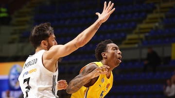 Saben Lee, defendido por Campazzo.