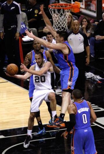 Ginóbili penetra entre tres jugadores de los Thunder.