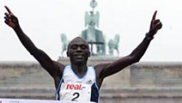 <b>TRIUNFO SIN RÉCORD. </B>Limo se impuso en la puerta de Brandeburgo, pero no pudo alcanzar el récord del mundo.