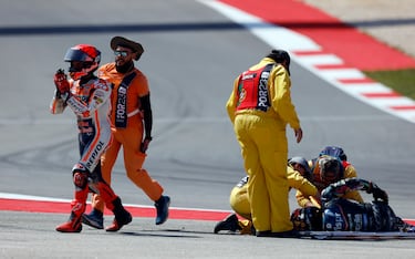 Una vez llegados los servicios médicos, Marc Márquez se aleja de Oliveira para que sea atendido.
Reconociendo la culpa por el accidente, Márquez pidió perdón a los aficionados, molestos y preocupados por el estado de salud del piloto portugués, Miguel Oliveira, ídolo de la afición local.