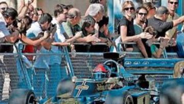 <b>COMO TRES DÉCADAS ATRÁS. </b>El Lotus 72 de Emerson Fittipaldi, aclamado por los aficionados.