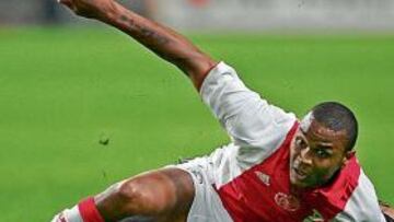 <b>NUEVO. </b>El defensa holandés Jürgen Colin, en una acción de un partido que jugó con la camiseta del Ajax.