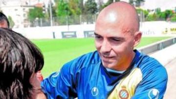 <b>AUTÓGRAFOS DE CAPITÁN. </b>De la Peña se entrenó en Sant Adrià y luego atendió a sus fans.