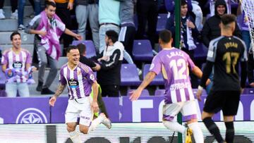 VALLADOLID, SPAIN - NOVEMBER 05: Roque Mesa of Real Valladolid celebrates after scoring his team's second goal during the LaLiga Santander match between Real Valladolid CF and Elche CF at Estadio Municipal Jose Zorrilla on November 05, 2022 in Valladolid, Spain. (Photo by Juan Manuel Serrano Arce/Getty Images)