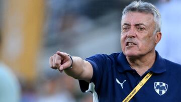 Monterrey's Spanish head coach Domenec Torrent gestures during the FIFA Club World Cup 2025 Group E football match between Mexico's Monterrey and Italy's Inter Milan at the Rose Bowl stadium in Pasadena on June 17, 2025. (Photo by Patrick T. Fallon / AFP)