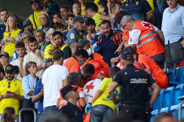 Una incidencia médica de un aficionado en la grada, detiene el partido, mientras los servicios médicos del Estadio atienden al aficionado.