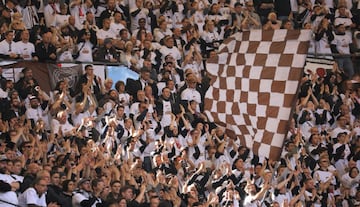 Hamburg (Germany), 30/09/2018.- St. Pauli supporters chher on their team during the German Second Bundesliga soccer match between HSV Hamburg and FC St. Pauli, in Hamburg, Germany, 30 September 2018. (Alemania, Hamburgo) 