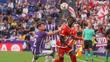 VALLADOLID, 05/10/2024.- El defensa ghanés del Rayo Vallecano Abdul Mumin (d) se escapa de Luis Pérez, del Valladolid, durante el partido de la novena jornada de LaLiga EA Sports disputado entre el Real Valladolid y el Rayo Vallecano este sábado en el estadio José Zorrilla de Valladolid. EFE/R. García