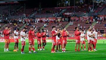 GIRONA, 30/08/2025.- Los jugadores del Girona tras el partido de la tercera jornada de LaLiga que Girona FC y Sevilla FC disputan este sábado en el estadio Municipal de Montilivi. EFE/Siu Wu