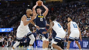 Nikola Jokic, pívot de Denver Nuggets, busca a un compañero ante la presión de Bones Hyland, de Minnesota Timberwolves, en el quinto partido de la eliminatoria de primera ronda de los playoffs de 2026.