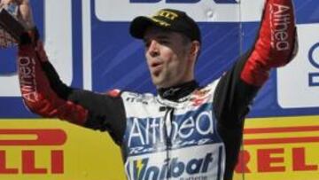 Carlos Checa en el podio de Brno.