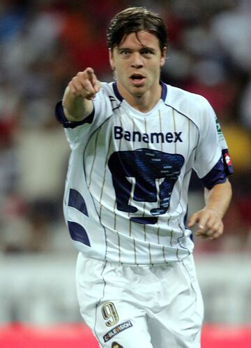 El delantero argentino jugó dos torneos con Pumas (Apertura 2007 y Clausura 2008) y anotó 24 goles en su paso por el conjunto de la UNAM. Después fichó con el Almería y regresó al futbol de Chipre con el APOEL. Solari pasó por el futbol de Grecia, China y Ecuador. 'Tano' Solari tiene 39 años y está retirado.
