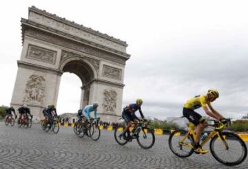 Chris Froome con el pelotón pasando por el Arco del Triunfo.