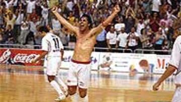 <b>FELIZ.</B> Paulo Roberto celebra la clasificación para la final de ElPozo.