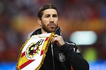 Sergio Ramos, capitán de la selección española, jugó su partido 167 como internacional igualando el record  de Iker Casillas.