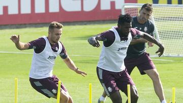 Ontiveros (izquierda) y Anguissa (centro) se machacan en el último entrenamiento del Villarreal.