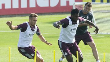 Ontiveros (izquierda) y Anguissa (centro) se machacan en el &uacute;ltimo entrenamiento del Villarreal.