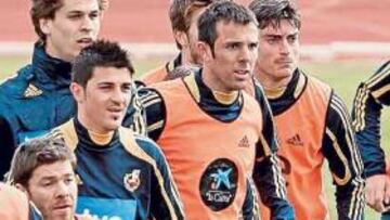 <b>OPCIÓN. </b>Xabi Alonso, Marchena y Riera, con el peto de titulares.