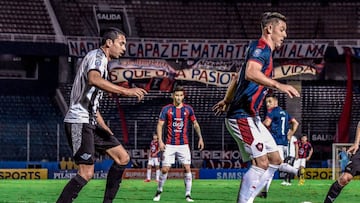 Daniel Bocanegra durante un partido con Libertad de Paraguay.