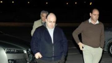 <b>CUMBRE. </b>Juan Carlos Ramírez, anoche, a su llegada al Consejo junto a otros consejeros de la entidad.