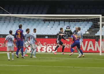 El delantero del Barcelona, Luis Suárez, marca de cabeza el 0-1 al Celta de Vigo. 
