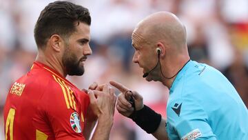 Nacho Fernández, jugador de la Selección española, habla con el colegiado Anthony Taylor durante el partido ante Alemania.