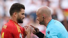 Neville, apoyo total a Taylor: “Gracias por no pitar mano”