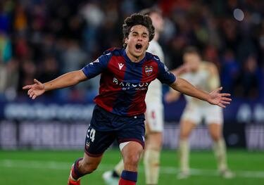 El Levante sudó y mucho para derrotar al Mirandés, en un duelo directo por la parte alta. Carlos Álvarez desniveló la balanza con un buen gol tras controlar un balón dentro del área; y definir al palo contrario con pierna izquierda. Lleva cinco dianas esta temporada.