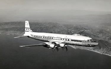 El 28 de junio de 1939, la aerolínea Pan American World Airways inauguró el primer vuelo comercial transatlántico con pasajeros de pago, uniendo Nueva York y Marsella a bordo de un hidroavión Boeing 314. Aquel viaje marcó el comienzo de un   a nueva era en la aviación, acortando las distancias entre continentes y sentando las bases de los viajes aéreos globales.
