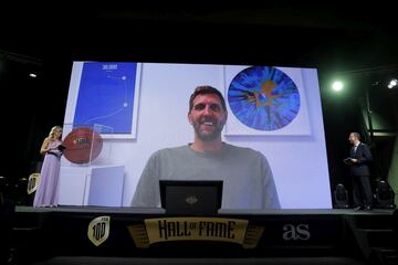 Dirk Nowitzki entra en el Hall of Fame del baloncesto espa?ol. El exjugador alem¨¢n elegido con el 9 en el draft de 1998, pasa toda su carrera en los Dallas Mavericks (1998-2019) y gana un anillo en 2011. Primer extranjero en alcanzar los 30.000 puntos en la NBA y 14 apariciones en el All-Star Game. con Alemania, plata en el eurobasket de 2004 y bronce en el mundial de 2002.