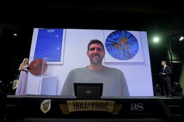 Dirk Nowitzki entra en el Hall of Fame del baloncesto español. El exjugador alemán elegido con el 9 en el draft de 1998, pasa toda su carrera en los Dallas Mavericks (1998-2019) y gana un anillo en 2011. Primer extranjero en alcanzar los 30.000 puntos en la NBA y 14 apariciones en el All-Star Game. con Alemania, plata en el eurobasket de 2004 y bronce en el mundial de 2002.