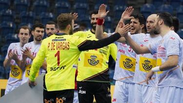 Gonzalo Pérez de Vargas celebra con sus compañeros el pase a cuartos del Mundial tras batir a Eslovenia.