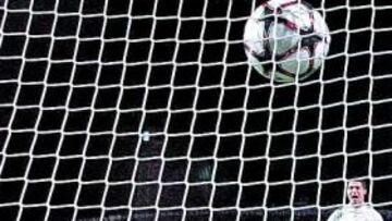 <b>SEGUNDO BLANCO. </b>Mandanda no pudo hacer nada para detener el disparo de Albiol y que supuso el 1-2. Cristiano, en la imagen, celebra efusivamente el gol de su compañero.