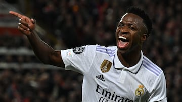 Vinicius celebra un gol en Anfield en el Liverpool - Real Madrid.