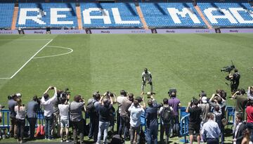 Ferland Mendy ha sido presentado como nuevo jugador del Real Madrid en el Santiago Bernabéu junto al presidente del club Florentino y su familia.

