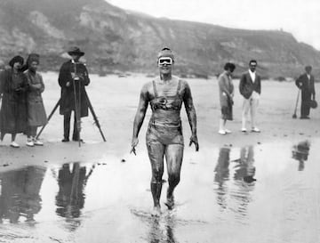 La neoyorkina nacida en 1905 fue una nadadora especializada en pruebas de estilo libre. Gan el oro en 4x100 y dos bronces en competicin individual en los Juegos Olmpicos de 1924. En agosto de 1926 consigui un hito que fue recordado durante dcadas al convertirse en la primera mujer en recorrer a nado el Canal de la Mancha. Tard 14 horas y 31 minutos superando la marca de los hombres que lo haban conseguido anteriormente. Su haza?a represent un gran avance del deporte femenino y la ruptura de barreras de gnero.