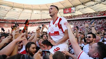 Sasa Kalajdzic, jugador del Stuttgart, celebra la salvaci&oacute;n con los aficionados.