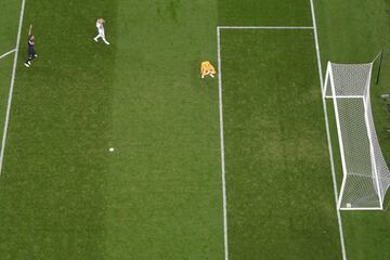 El portero argentino Willy Caballero mira como entra el balón en la portería tras la bolea de Ante Rebic.
