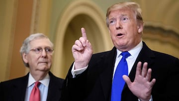 En esta foto de archivo tomada el 26 de marzo de 2019, el l&iacute;der de la mayor&iacute;a del Senado, el senador Mitch McConnell (R-KY), escucha mientras el presidente de los Estados Unidos, Donald Trump, habla con los periodistas antes de una reuni&oacute;n con los republicanos del Senado en el Capitolio en Washington, DC. 