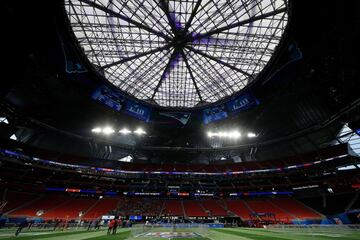 Estamos a pocas horas de que arranque el Super Bowl en el Mercedes-Benz Stadium y aquí te presentamos postales del recinto.