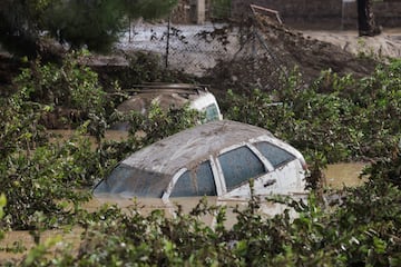 Los coches se encuentran sumergidos en una zona inundada tras las fuertes lluvias e inundaciones en Álora, España.