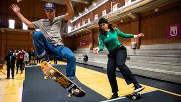 Danny Le&oacute;n y Andrea Ben&iacute;tez realizando una exhibici&oacute;n de skate durante la presentaci&oacute;n del Madrid Urban Sports que se disputar&aacute; en Madrid R&iacute;o del 23 al 26 de abril, dentro del proyecto &#039;A Tokio se va por Madr