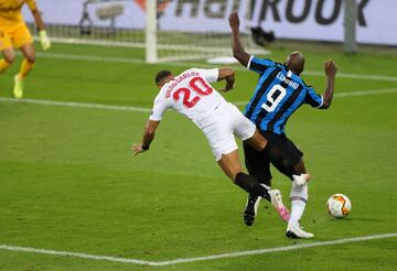 Diego Carlos brings down Lukaku in the box.