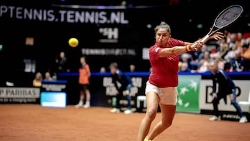 La tenista española Sara Sorribes devuelve una bola durante la eliminatoria de la Billie Jean King Cup entre Países Bajos y España.