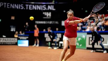 La tenista española Sara Sorribes devuelve una bola durante la eliminatoria de la Billie Jean King Cup entre Países Bajos y España.