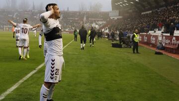 El delantero del Albacete, Rey Manaj, celebra el gol de la victoria ante el Majadahonda en el Carlos Belmonte.