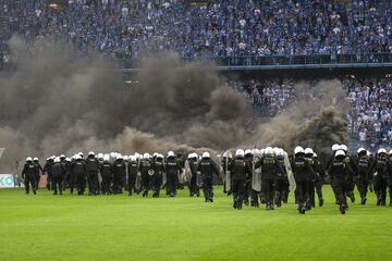 La policía interviene en un partido de la liga polaca entre el Lech Poznan y el Legia de Varsovia.